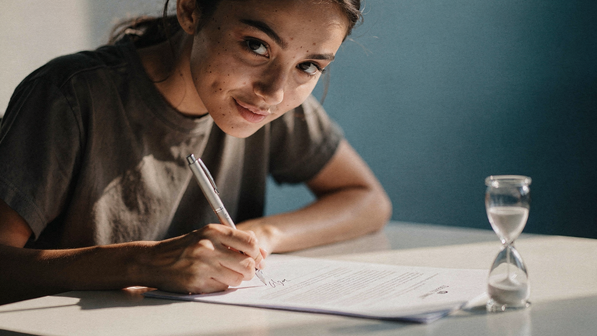 Hand mit Stift schwebt 10 Sekunden über einem Vertrag — Mikro-Pause vor der Unterschrift