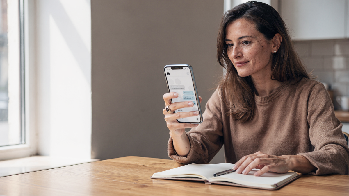 Verbraucher nutzt eine KI-App am Smartphone — Rechte nach dem EU AI Act 2026