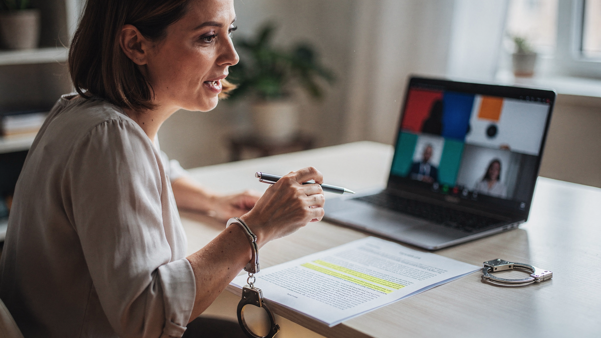 Freelancer am Laptop mit Vertragsdokument — Haftungsklauseln im Vorher/Nachher-Vergleich